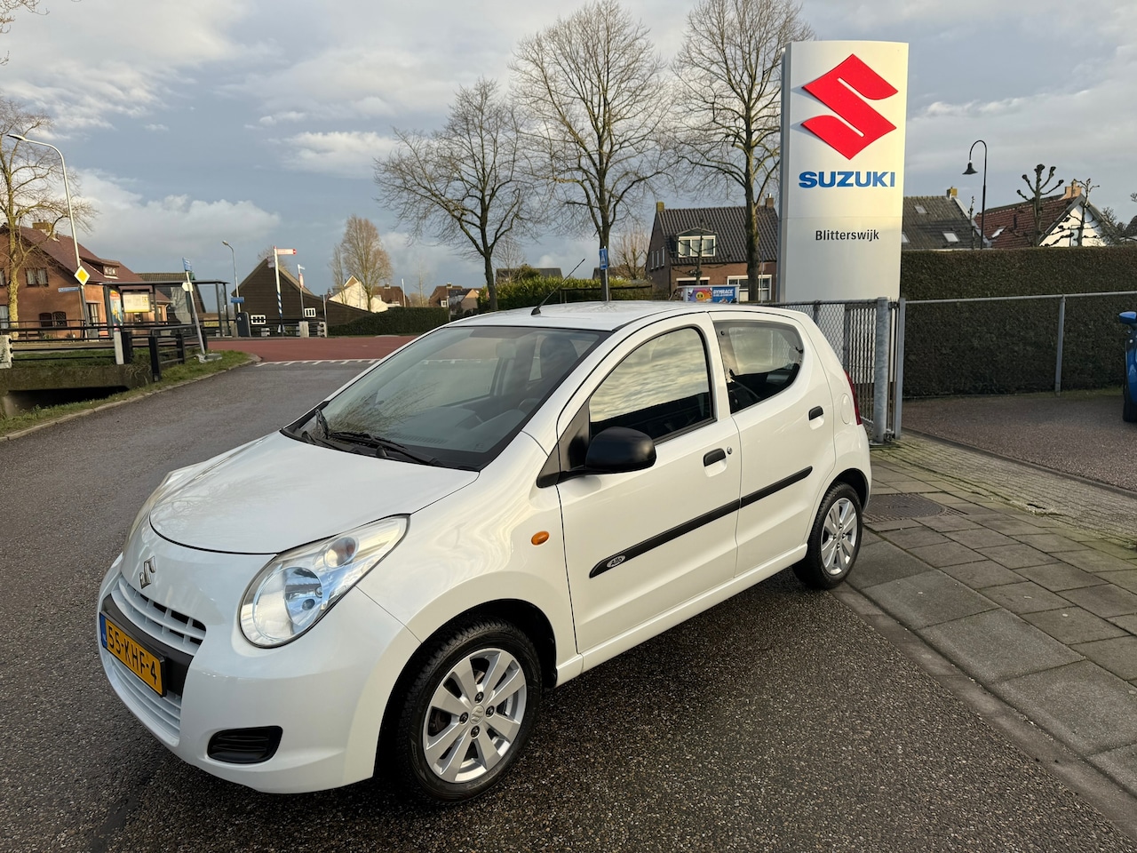 Suzuki Alto - 1.0 // 1e eigenaar // Door ons nieuw geleverd en onderhouden // All-season banden // Rijkl - AutoWereld.nl