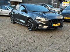 Ford Focus - 1.0 EcoBoost Titanium Business |AUTOMAAT | zelf in parkeren| nette auto | voll | lage kmst