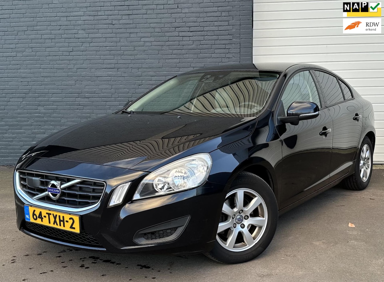 Volvo S60 - 1.6 DRIVe Kinetic 2DEEIG/AUTO/LEDER/CRUISE/CLIMA/LANE - AutoWereld.nl