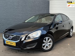 Volvo S60 - 1.6 DRIVe Kinetic 2DEEIG/AUTO/LEDER/CRUISE/CLIMA/LANE