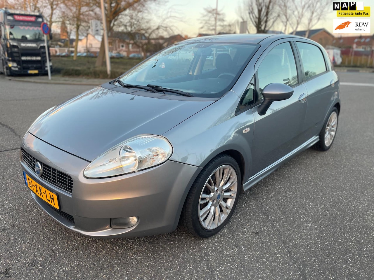 Fiat Grande Punto - 1.4-16V Sport / 1e.eigenaar / airco / cruise.control / elek.pakket / deurverg / lmv / nap. - AutoWereld.nl