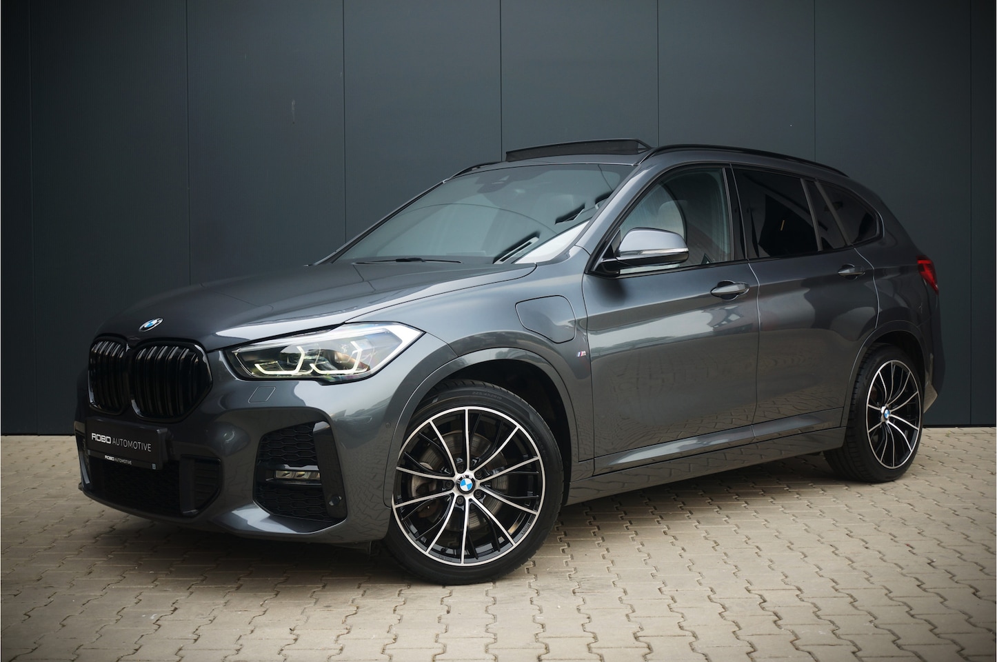 BMW X1 - xDrive25e High Executive Edition M Sport | Panoramadak | Leer | Head-Up Display | Camera | - AutoWereld.nl