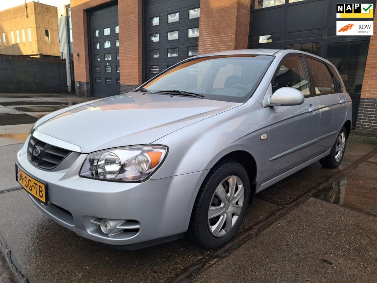 Kia Cerato - 2.0-16V EX NIEUWSTAAT AIRCO CRUISE CONTROL - AutoWereld.nl