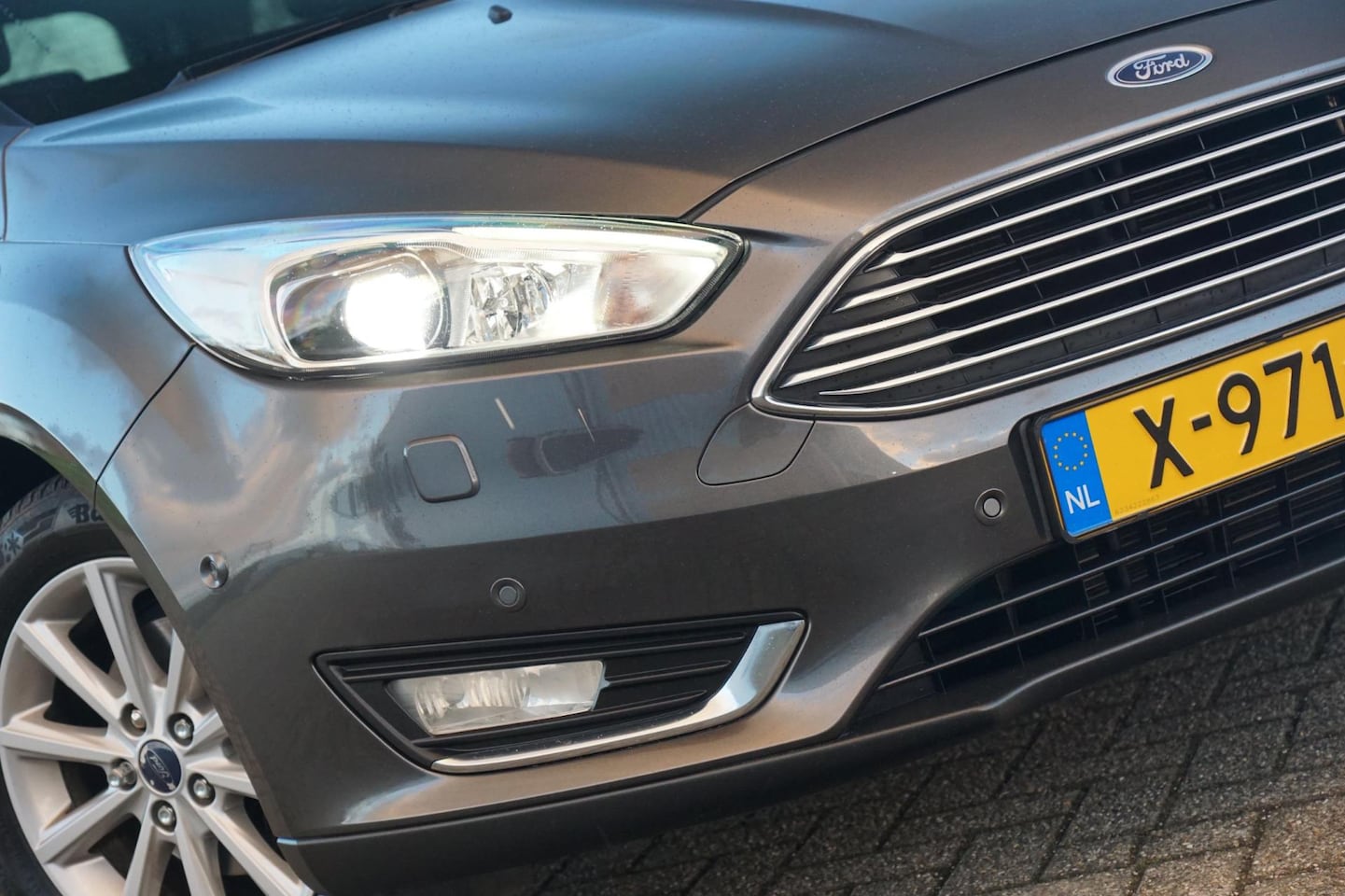 Ford Focus Wagon - 1.0 125PK Titanium | Magnetic Grey | Half-leder/Xenon/Winterpack/Trekhaak/Nw.Distributie - - AutoWereld.nl