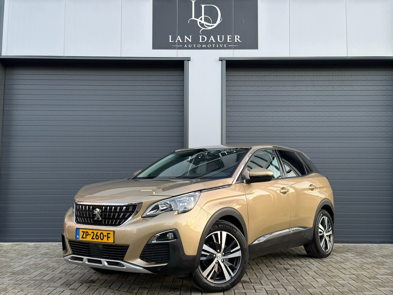 Peugeot 3008 - 1.2 PureTech Allure / Lage KM / AUT / Trekhaak - AutoWereld.nl