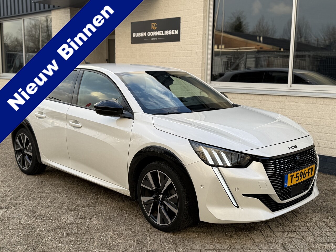 Peugeot 208 - 1.2 PureTech GT | NAVI | CAMERA | BLACK PACK | CARPLAY | DAB - AutoWereld.nl