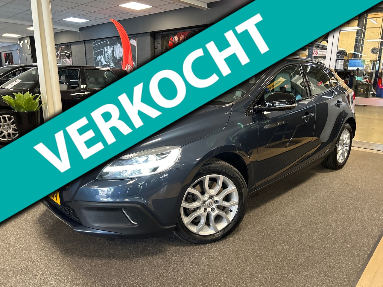 Volvo V40 Cross Country - 2.0 T3 Summum 2.0 T3 Summum,leer,navi,clima,stoelverw,media,boeken ,etc - AutoWereld.nl