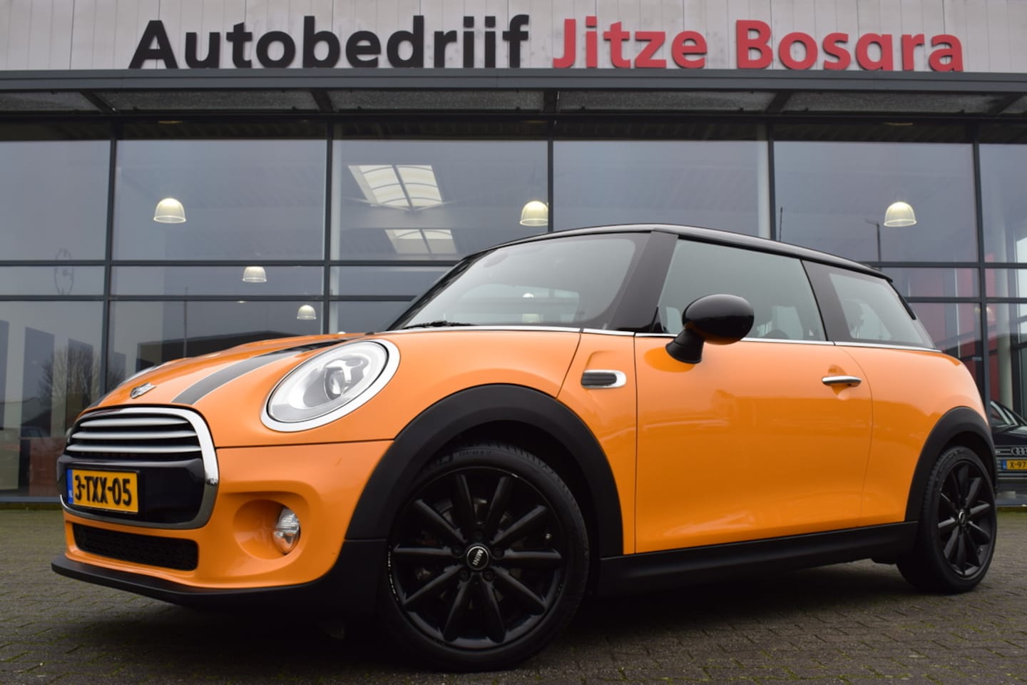 MINI Cooper - 1.5 Automaat Zwart Leder | Sportstoelen | Full Map Navi | LED | 17 Inch LMV - AutoWereld.nl