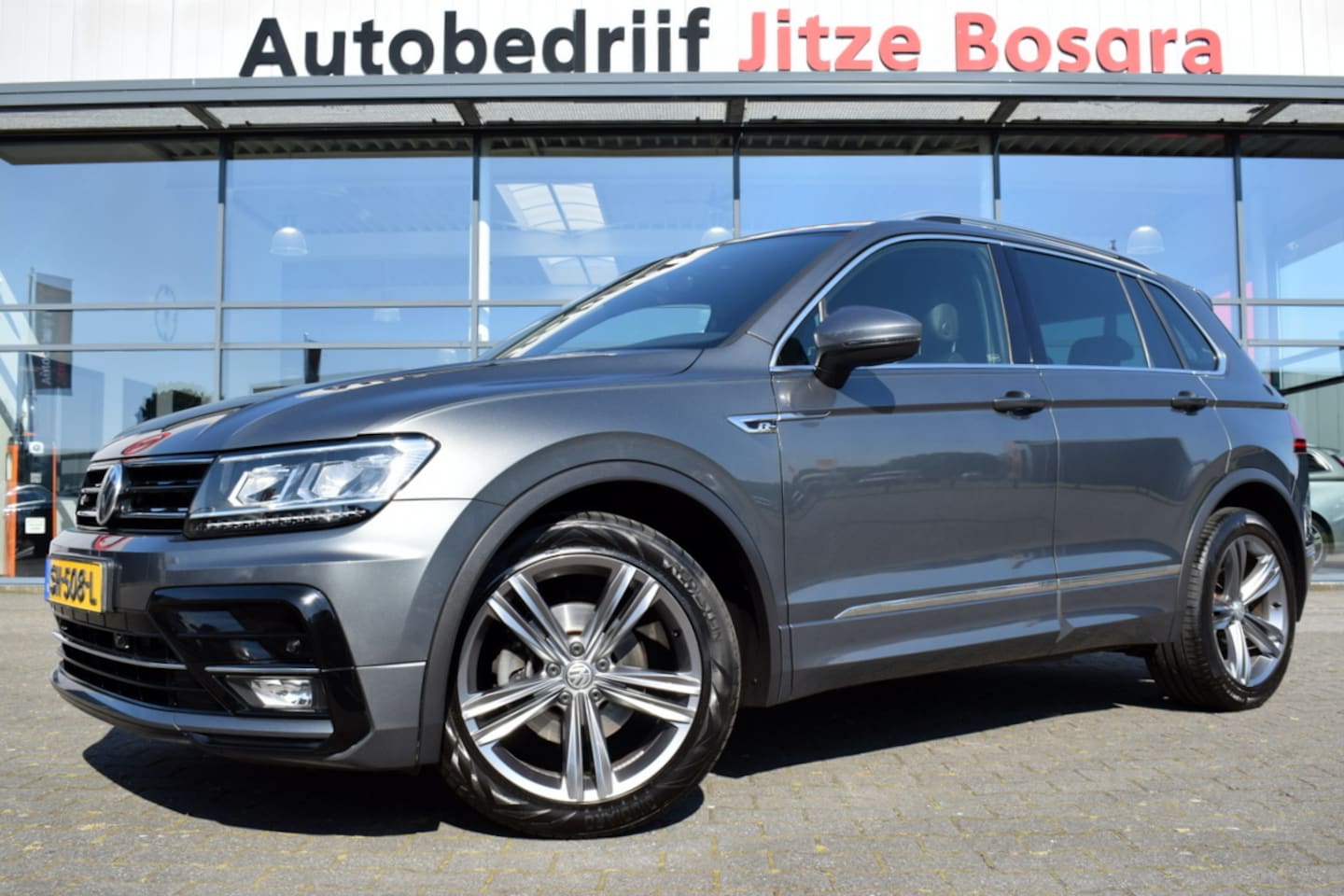 Volkswagen Tiguan - 1.4 TSi Automaat Highline R-Line Zwart Leder | LED | Virtual | Carplay | Full Map Navi | A - AutoWereld.nl