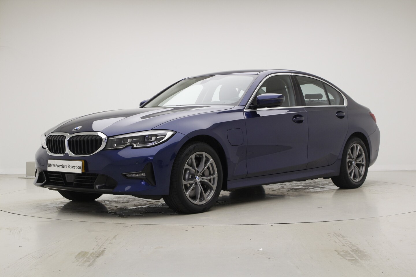 BMW 3-serie - 330e Sportline | Active Cruise Controle | Leder | Laser | Stoelverwarming v+a | Camera - AutoWereld.nl