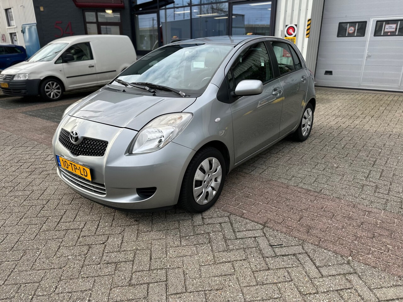 Toyota Yaris - 1.3 VVTi Sol MMT 1.3 VVTi Sol MMT ,AUTOMAAT,1.Hand,Airco,Nieuw apk - AutoWereld.nl