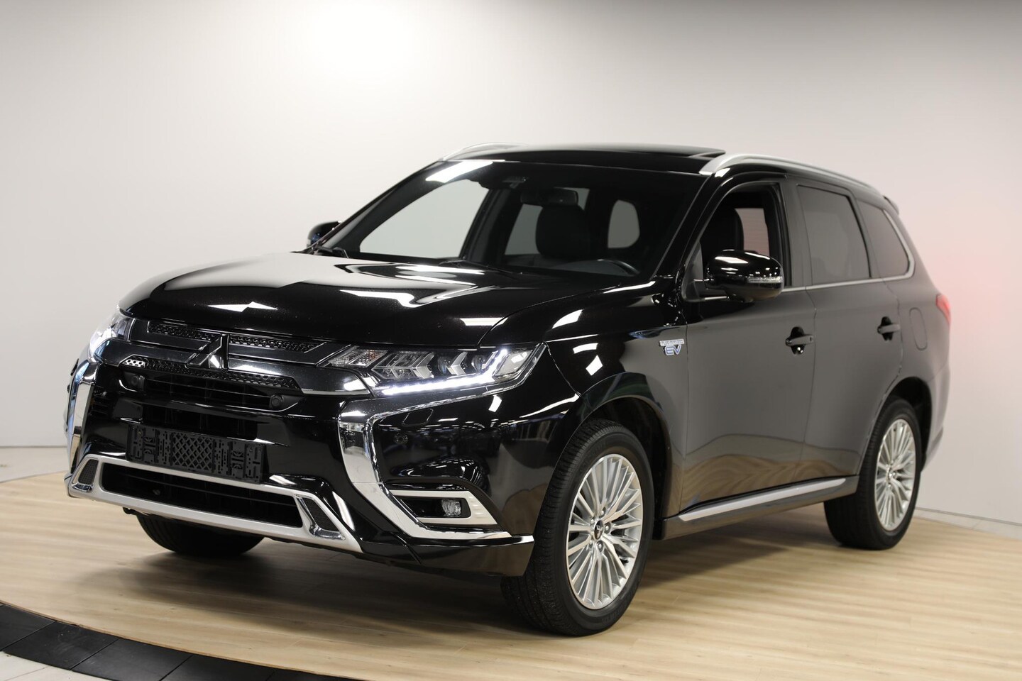 Mitsubishi Outlander - 2.4 PHEV Instyle | Schuif- opendak | Trekhaak | Leer - AutoWereld.nl