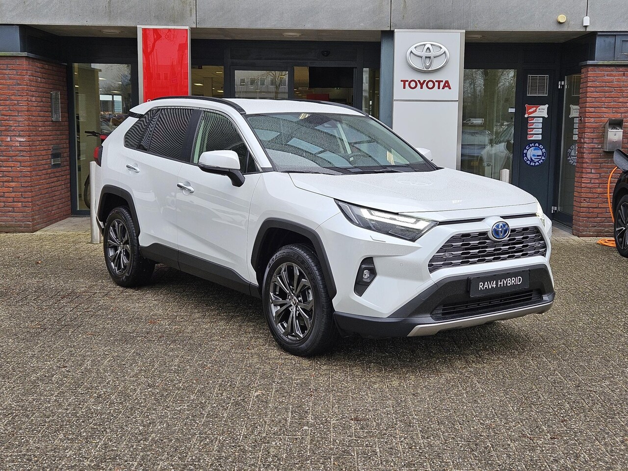 Toyota RAV4 - 2.5 Hybrid AWD Executive 1650KG STUUR/STOELVERW ELEK-KLEP BLIND SPOT PARK-SENSOREN KEYLESS - AutoWereld.nl