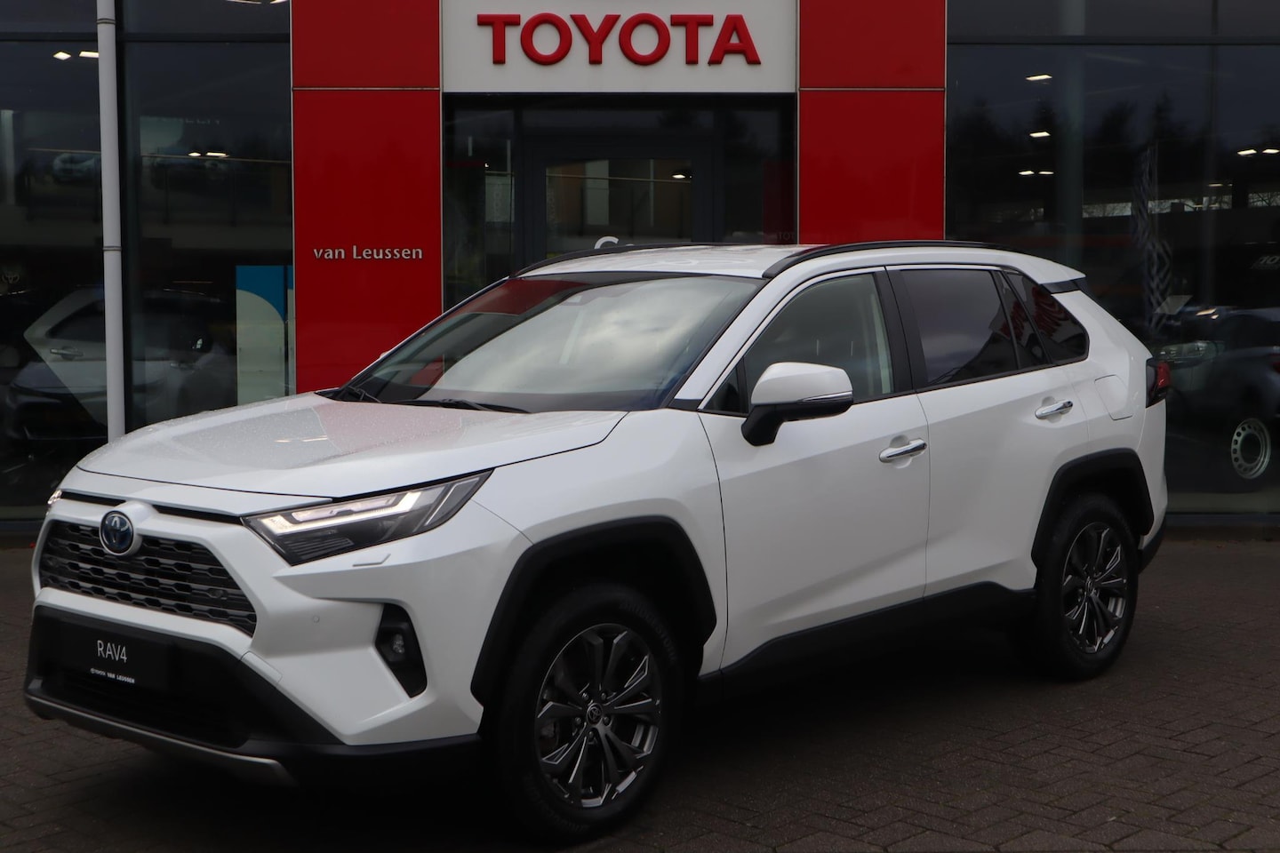 Toyota RAV4 - 2.5 HYBRID AWD EXECUTIVE TREKHAAK STUURWIEL/VOORRUIT/STOELVERW APPLE/ANDROID BLIND SPOT LE - AutoWereld.nl