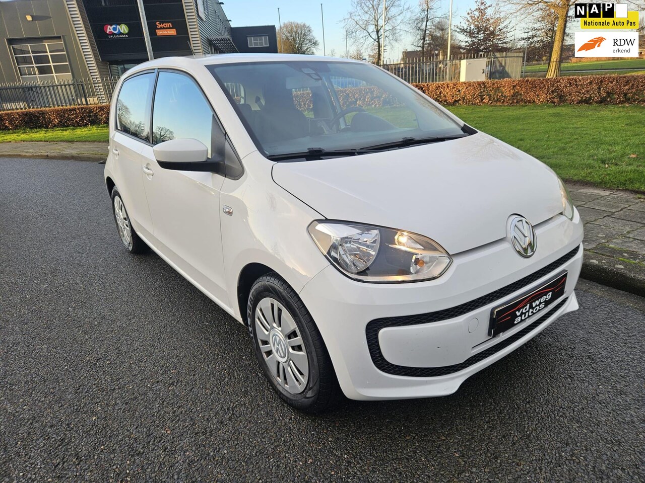 Volkswagen Up! - 1.0 move up! BlueMotion 5 deurs airco navi - AutoWereld.nl