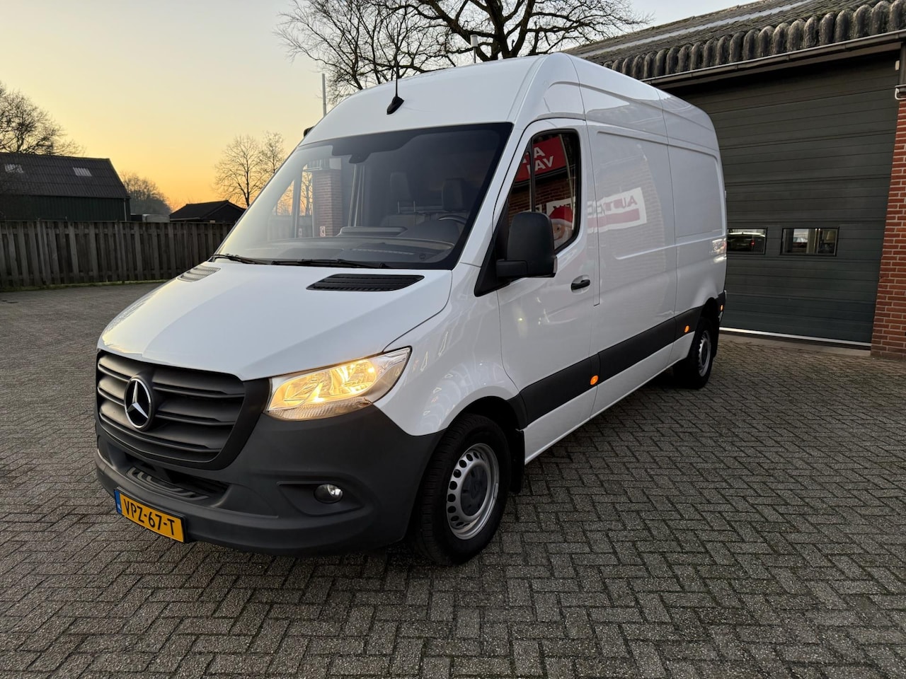 Mercedes-Benz Sprinter - 314 2.2 CDI L2H2 Aut. Leer Camera Airco 3-Zits - AutoWereld.nl