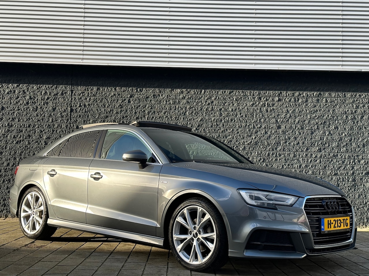 Audi A3 Limousine - 1.4 TFSI S-Line Panorama/Automaat/Leer/Virt.cockpit/Led/Xenon - AutoWereld.nl