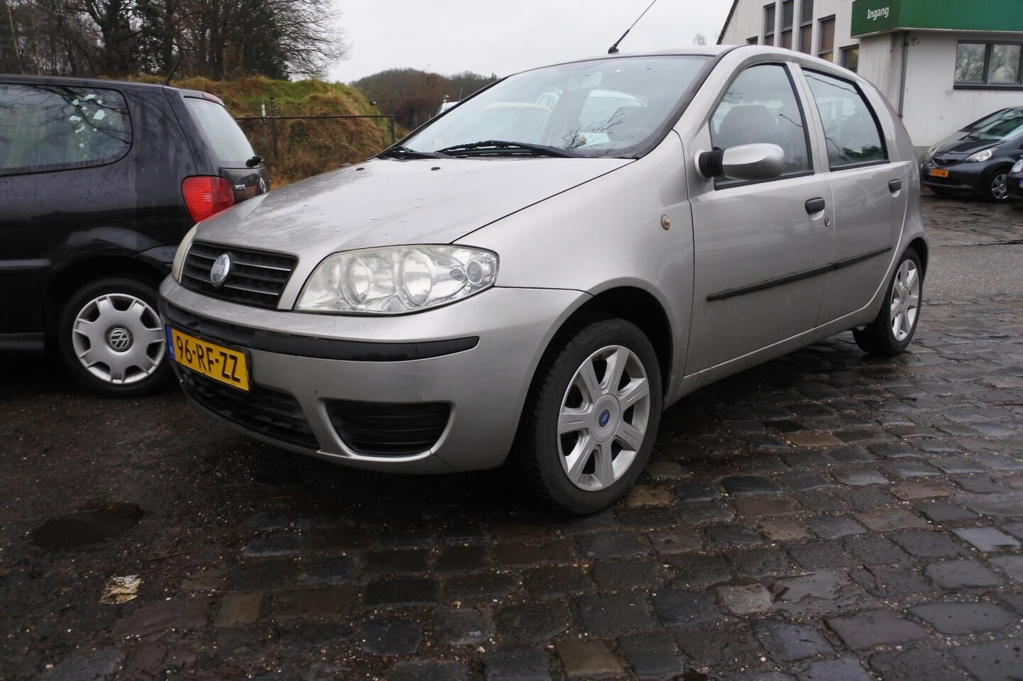 Fiat Punto - 1.2 Young Dualogic 5 drs automaat , nw apk , airco 149 dkm div. exstra,s - AutoWereld.nl