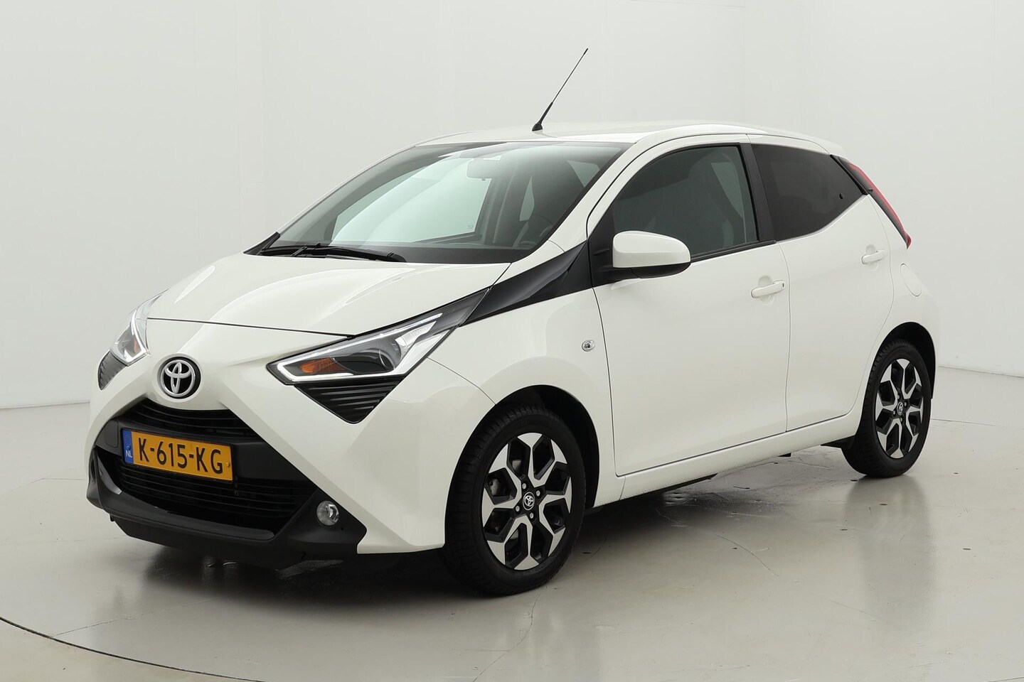 Toyota Aygo - 1.0 VVT-i x-joy | Apple Carplay / Android Auto - AutoWereld.nl