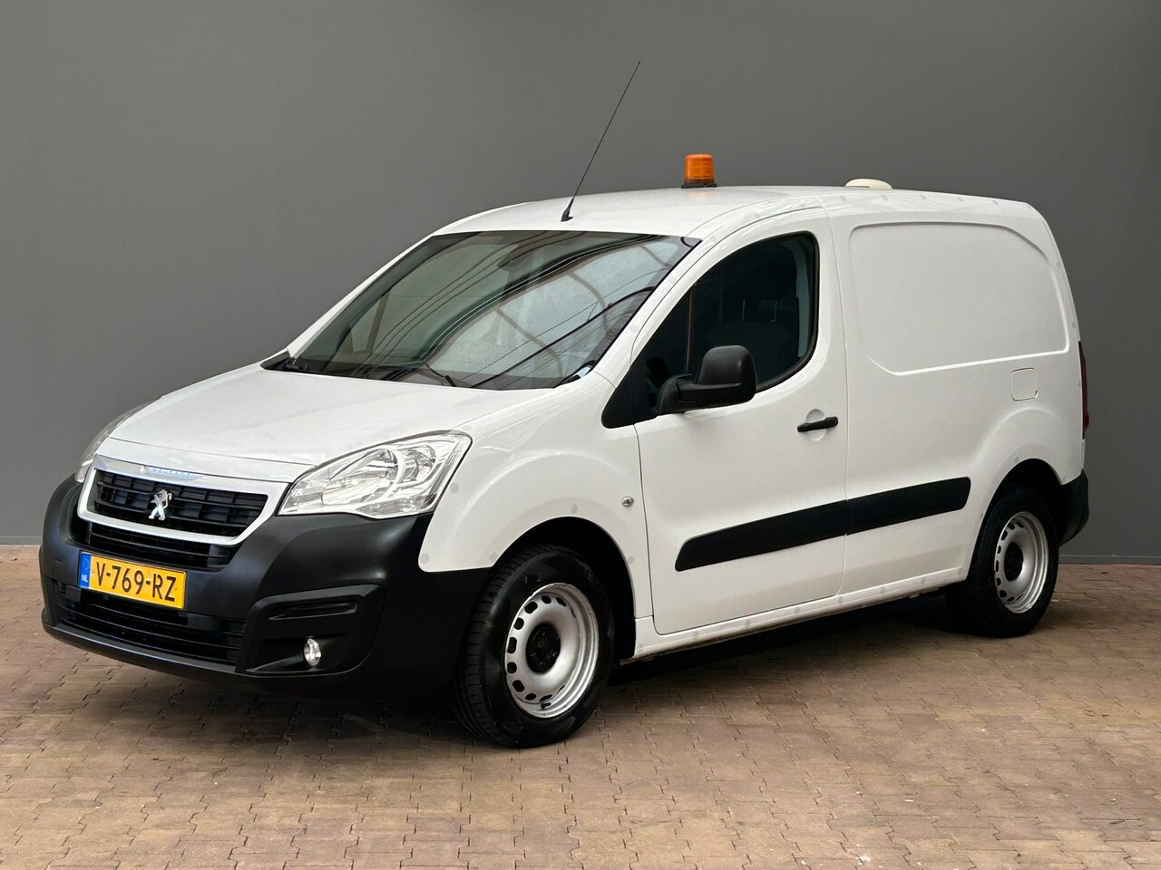 Peugeot Partner - 122 1.6 BlueHDi 100 L1 Premium S&S Peugeot Partner 122 1.6 BlueHDi 100 L1 Premium S&S| Blu - AutoWereld.nl