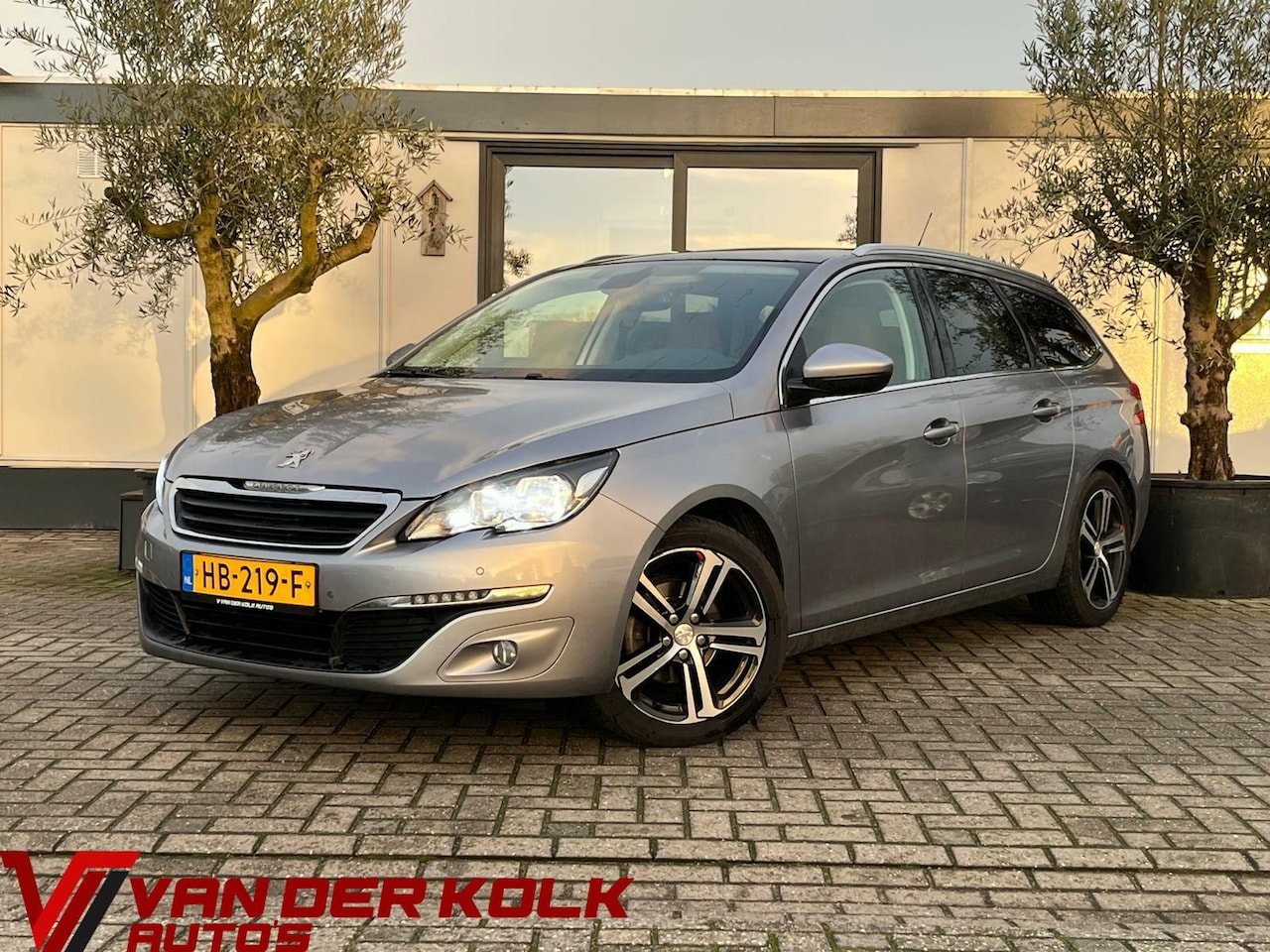 Peugeot 308 SW - 1.6 BlueHDI Executive Leder Xenon Panorama Navi Camera Climate - AutoWereld.nl