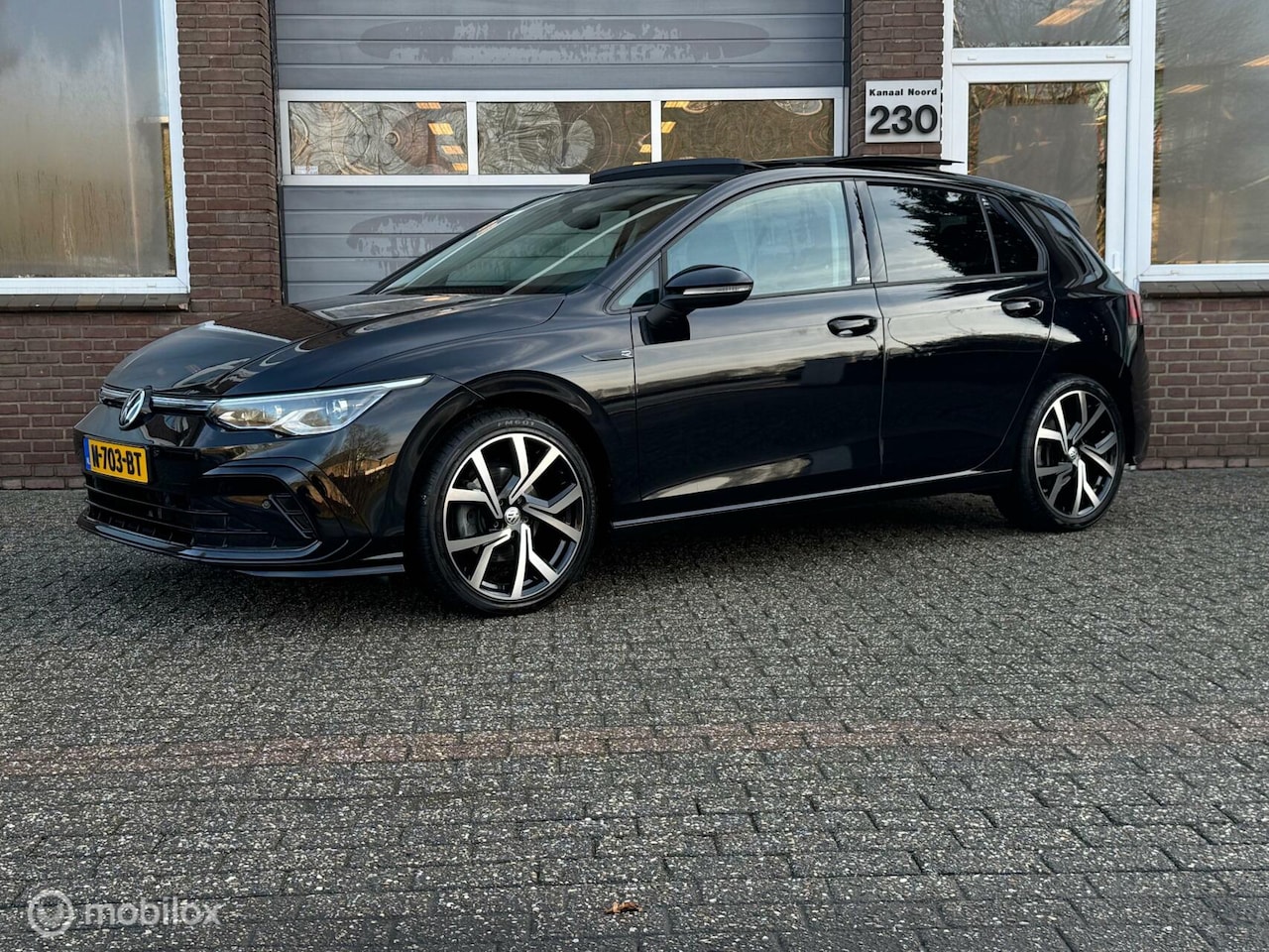 Volkswagen Golf - 1.5 eTSI R-Line DSG PANO/IQ-LED/CAMERA/NAVI - AutoWereld.nl