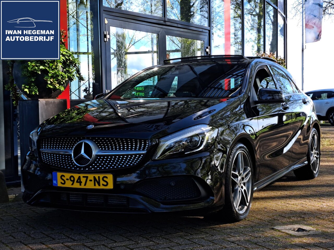 Mercedes-Benz A-klasse - 180 AMG Night Edition Plus AUTOMAAT | Panodak | Airco | | Navi | PDC | LM velgen | Cruise - AutoWereld.nl