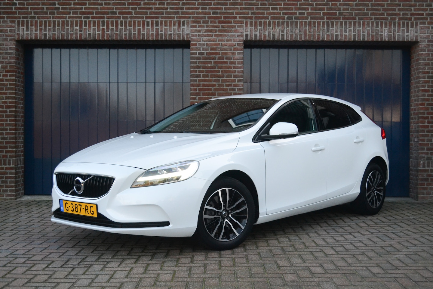 Volvo V40 - 1.5 T2 Automaat Polar+ | LED | Stoelverwarming | Navigatie | NL-Auto - AutoWereld.nl