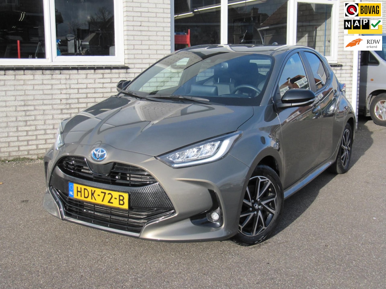 Toyota Yaris - 1.5 Hybrid style edition*leder/stof bekleding* - AutoWereld.nl