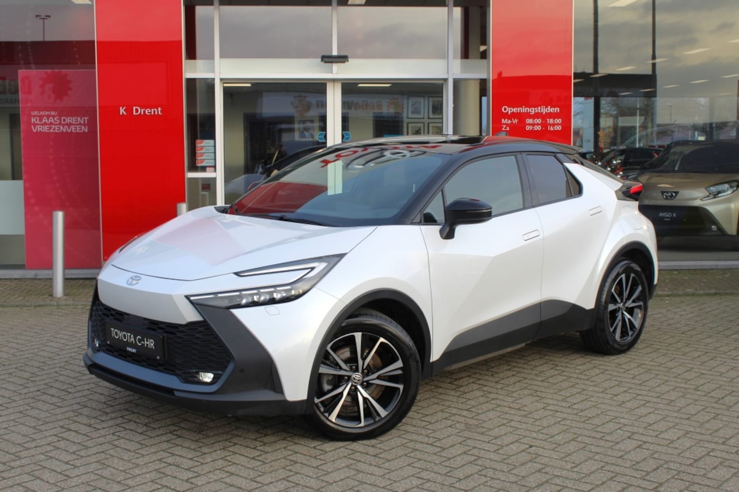 Toyota C-HR - 2.0 PHEV 220 First Edition | Navi | Sensoren v/a | Dodehoek | - AutoWereld.nl