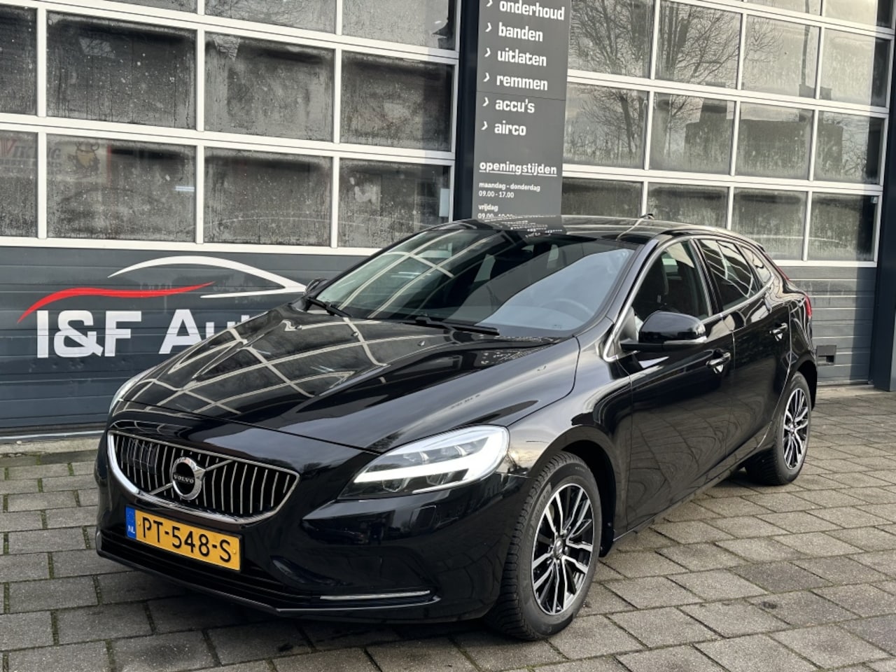 Volvo V40 - 2.0 D2 Nordic+ Panorama Leder Navi Led Trekhaak - AutoWereld.nl