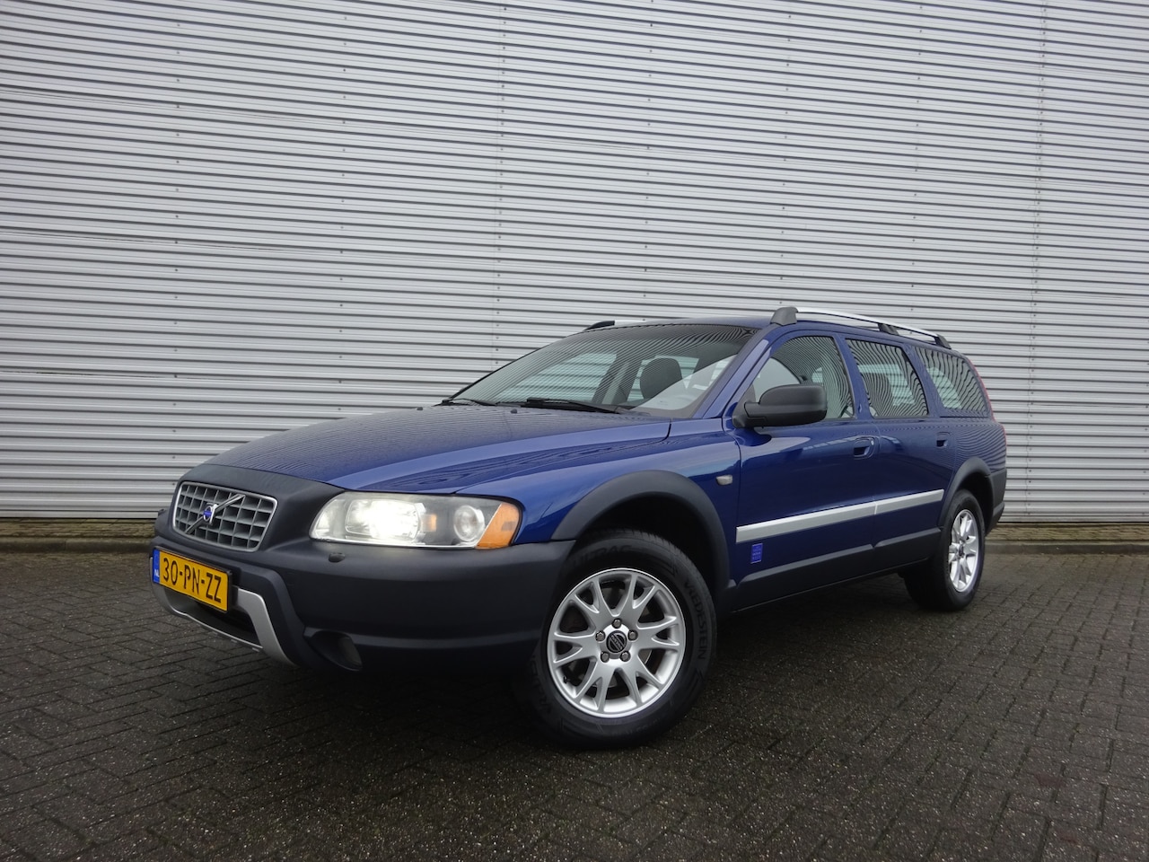 Volvo V70 Cross Country - 2.4 T Geartr. Comf. 4WD AUTOMAAT Airco / Stoelverw. / Elektr. ramen / Cruise / Trekhaak - AutoWereld.nl