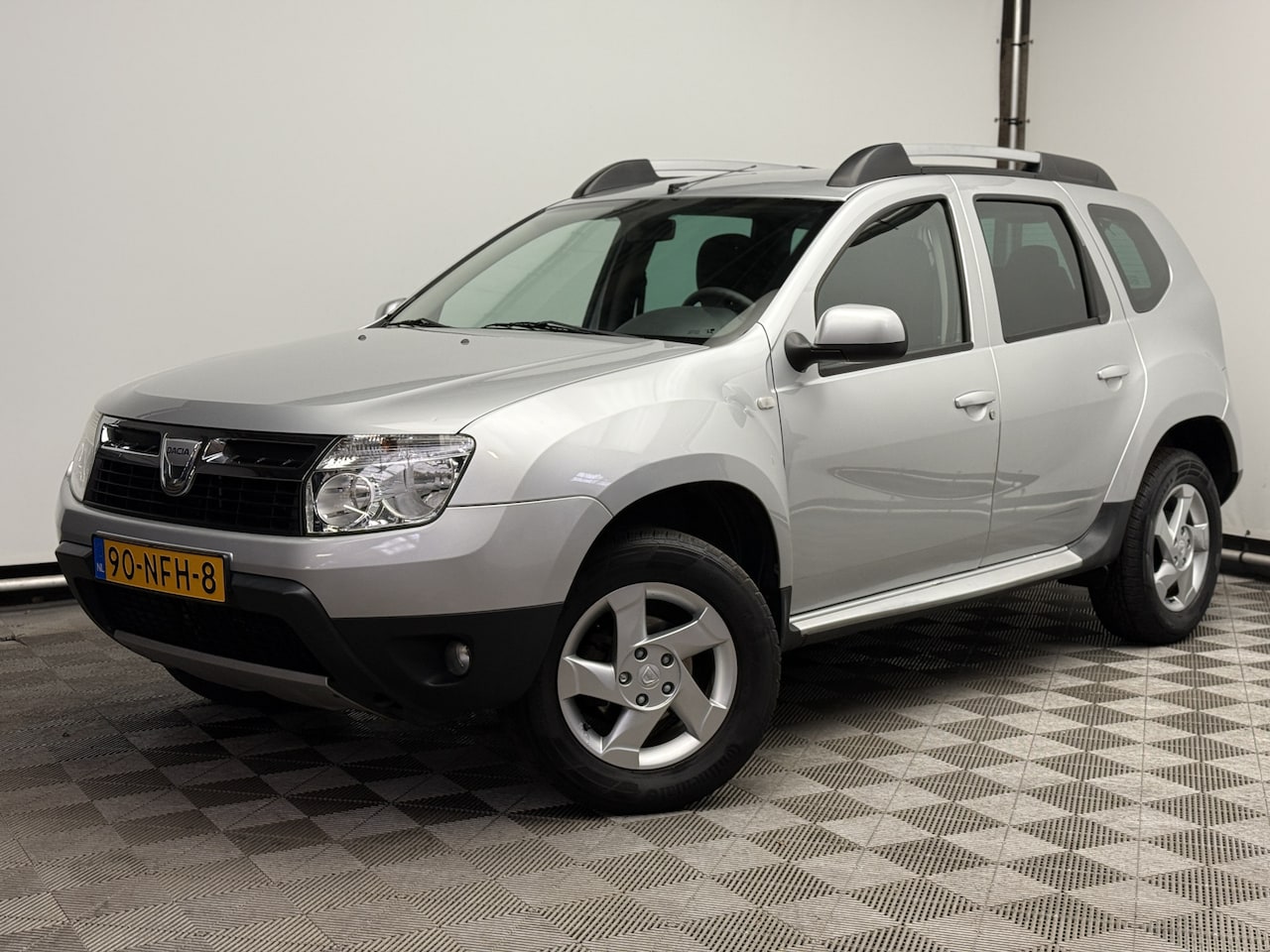 Dacia Duster - 1.6 Lauréate 2wd Airco Trekhaak LM16" NL Auto - AutoWereld.nl