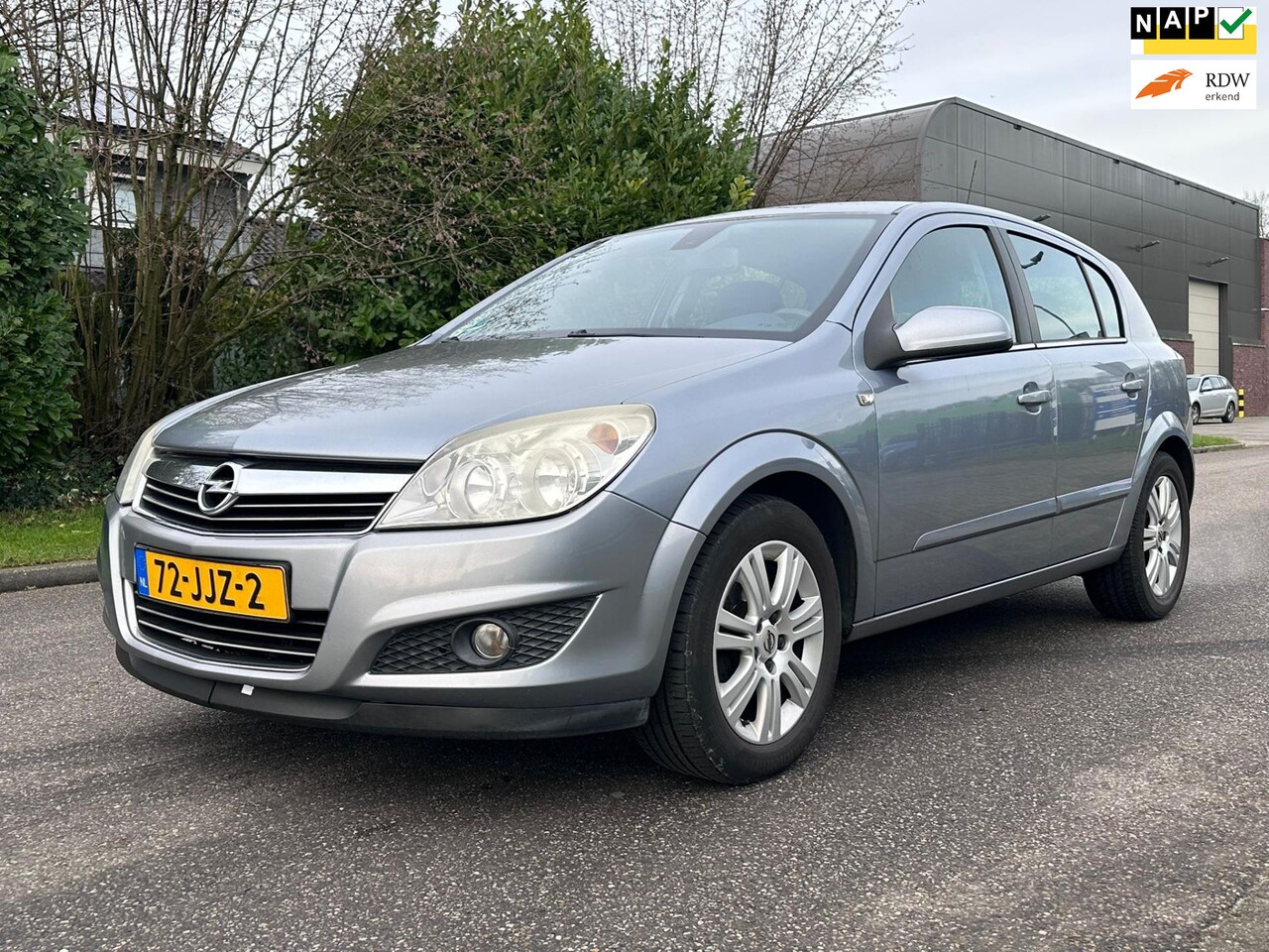 Opel Astra - 1.8 Cosmo Automaat*5DR*Navigatie*Leder*Cruise*Stoelverwarming*Clima*NAP*LM velgen*Parkeers - AutoWereld.nl