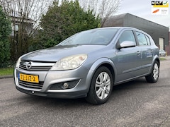 Opel Astra - 1.8 Cosmo Automaat*5DR*Navigatie*Leder*Cruise*Stoelverwarming*Clima*NAP*LM velgen*Parkeers