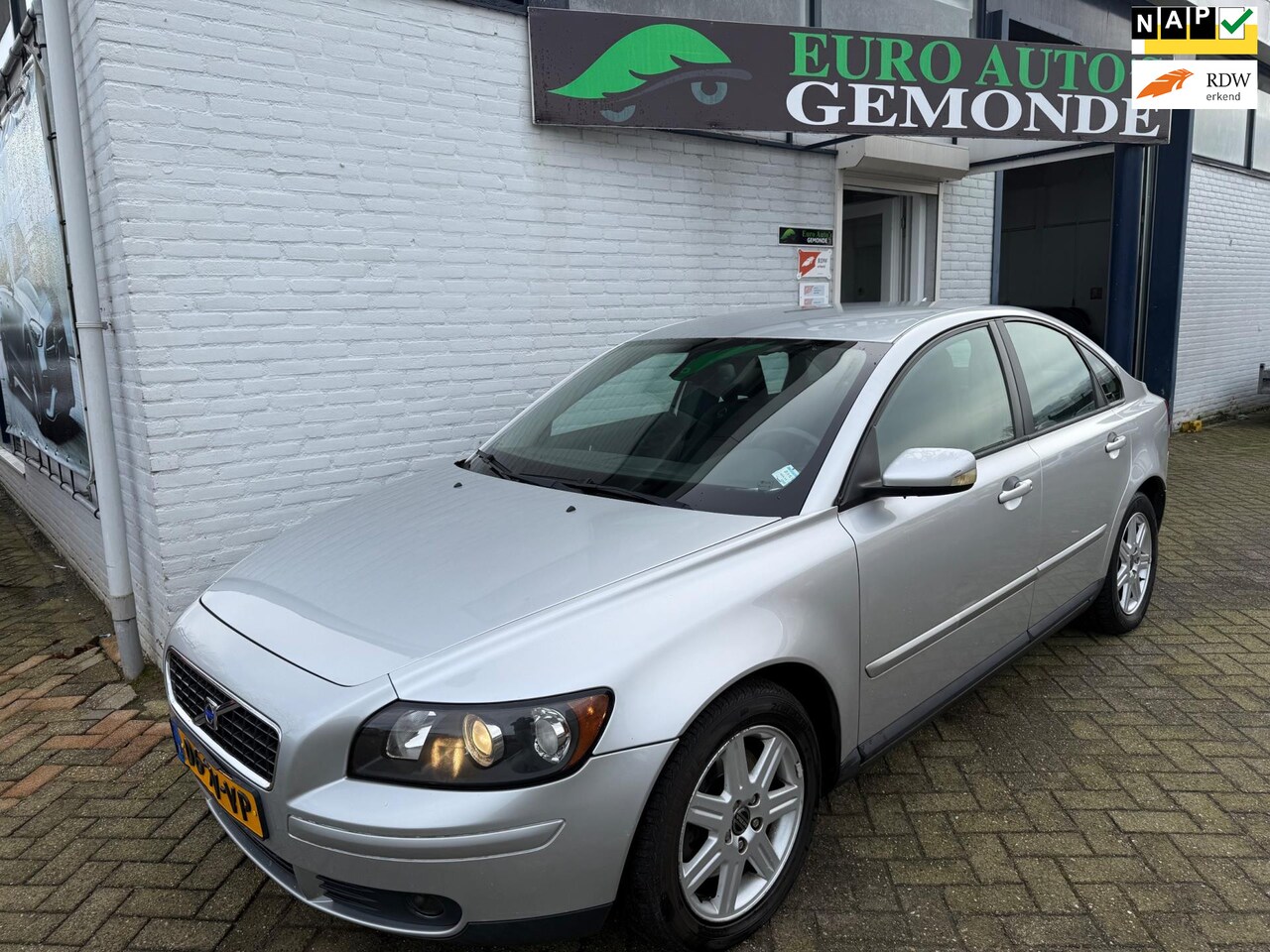 Volvo S40 - 2.4i Momentum AUTOMAAT AIRCO JAAR APK BIJ LEVERING - AutoWereld.nl