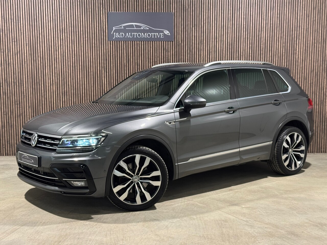 Volkswagen Tiguan - 2.0 TSI 4Motion 3xR-Line DSG 2018 PANO LED - AutoWereld.nl