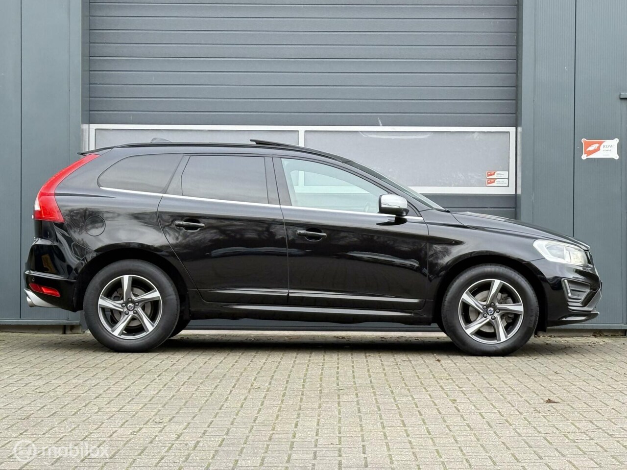 Volvo XC60 - 2.0 D4 FWD R-Design Geartronic-8 /Panoramadak/Trekhaak/Driveralert/IntellisafePro/Standkac - AutoWereld.nl