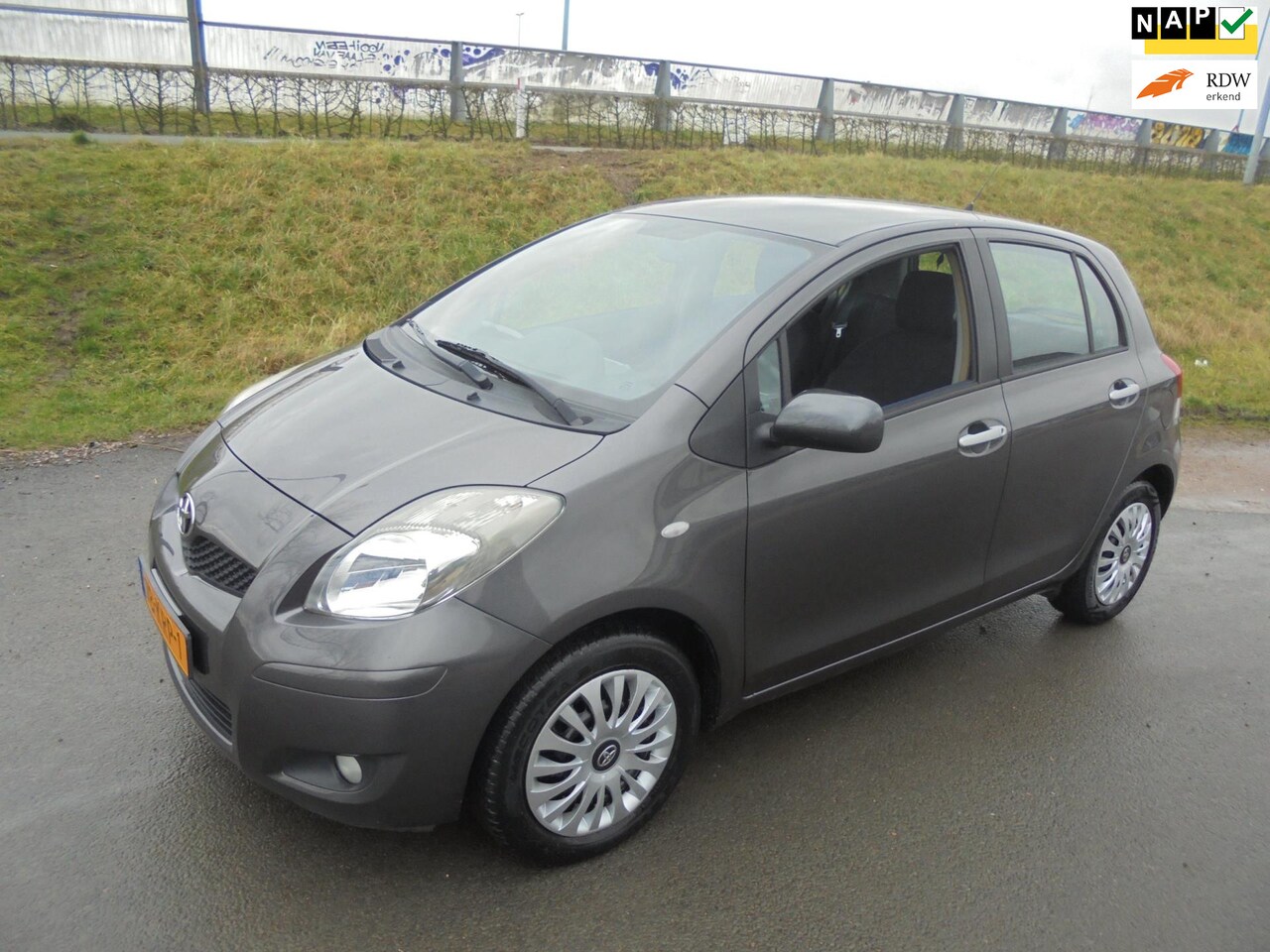 Toyota Yaris - Toyota yaris 1.3 benzine 5 deurs airco trekhaak navigatie 74.000km - AutoWereld.nl