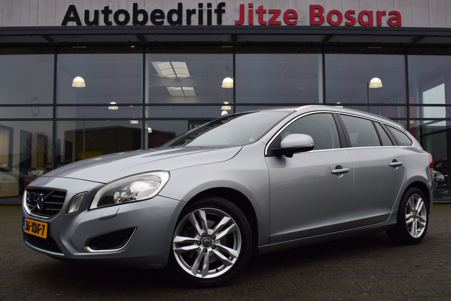 Volvo V60 - 1.6 T3 Summum 150pk Leder | Stoelverwarming | Trekhaak | Xenon | Schuifdak | Navigatie - AutoWereld.nl