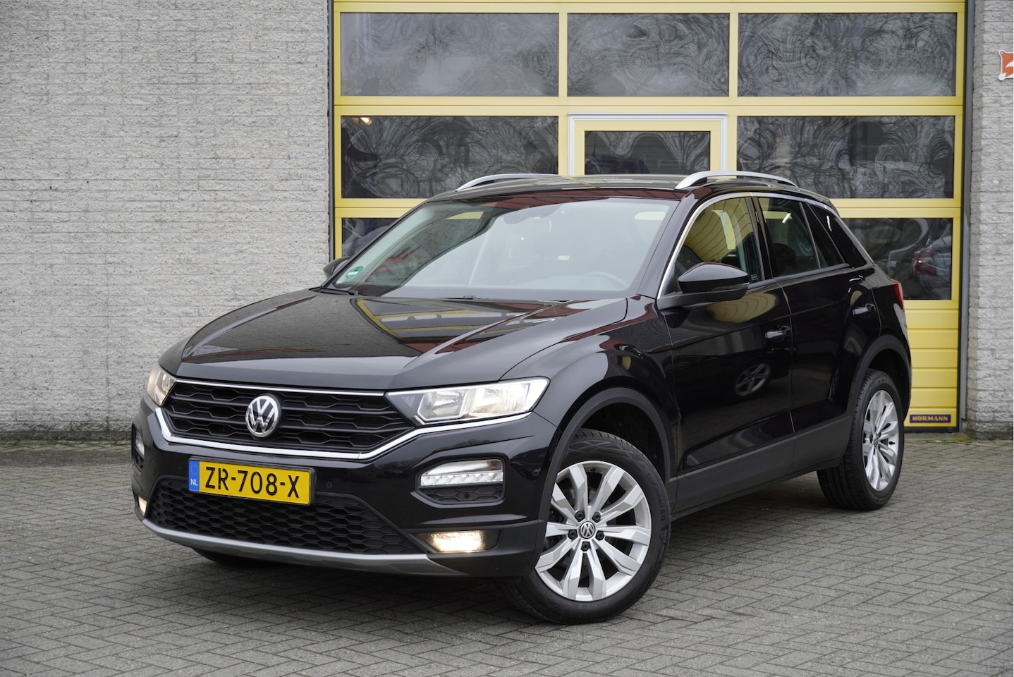 Volkswagen T-Roc - 1.5 TSI 150PK! Style Business BJ2019 Lmv 17" | Led | Pdc | Navi | Elek. achterklep | App-C - AutoWereld.nl