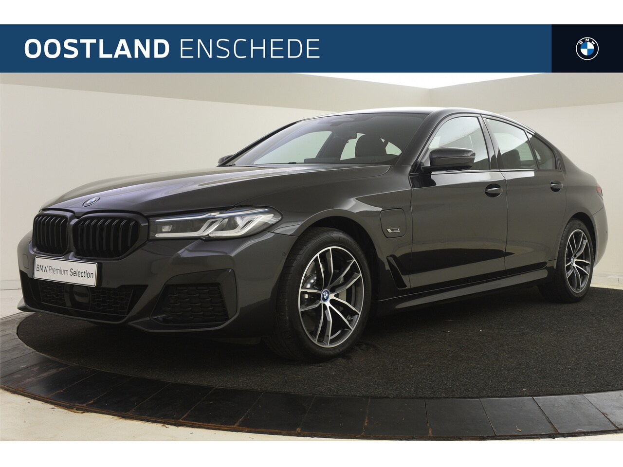 BMW 5-serie - 530e xDrive High Executive M Sport Automaat / Sportstoelen / Laserlight / Comfort Access / - AutoWereld.nl