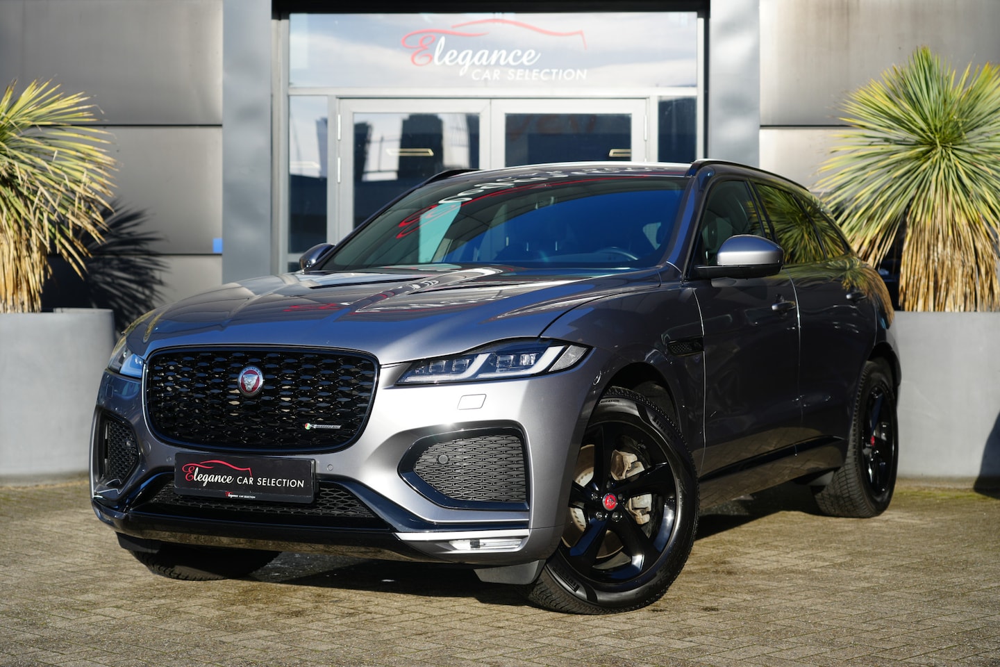 Jaguar F-Pace - 2.0 P400e PHEV R-Dynamic Black 400pk Panoramadak/Stoelverwarming/Meridian - AutoWereld.nl