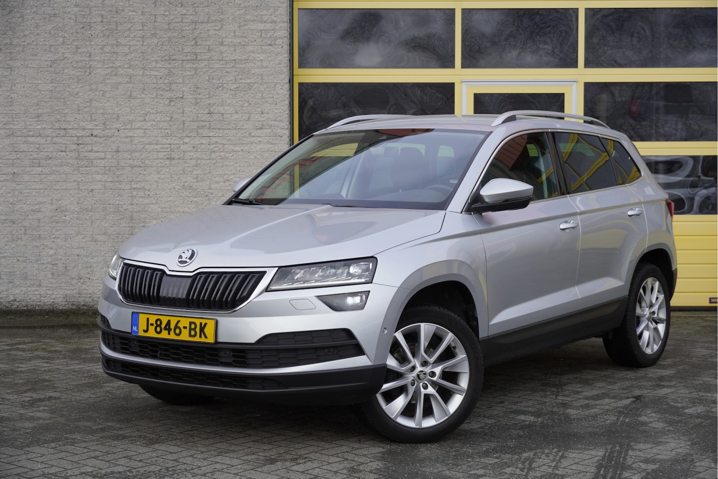 Skoda Karoq - 1.5 TSI ACT 150PK! Automaat Business Edition BJ2020 Lmv 18" | Led V+A | Pdc | Navi | Keyle - AutoWereld.nl