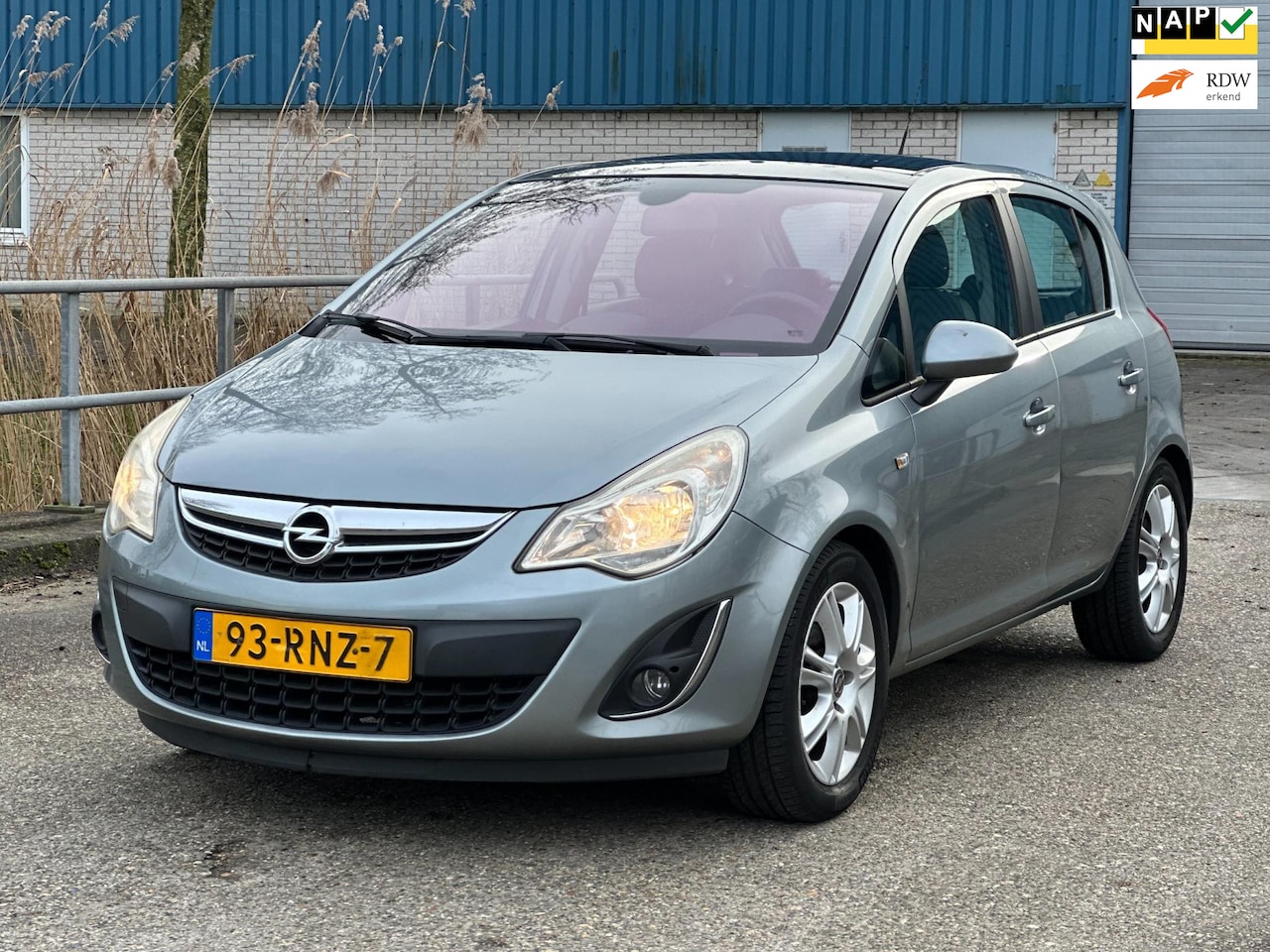 Opel Corsa - 1.4-16V Cosmo glazendak! Airco! LM velgen! NAP! Luxe uitvoering! - AutoWereld.nl