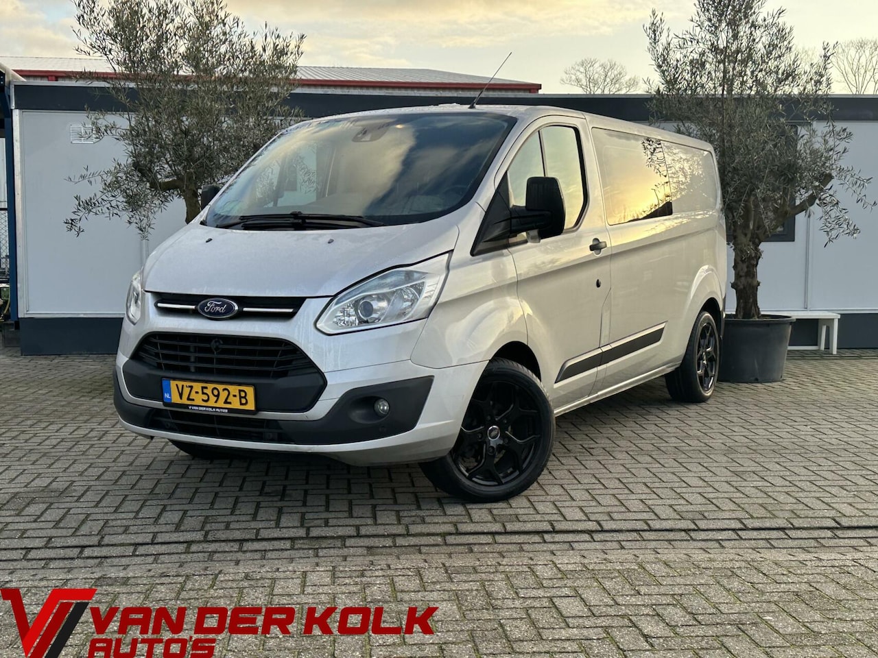 Ford Transit Custom - 290 2.2 TDCI L2H1 Dubbele Cabine Camera Navi Cruise Airco Lichtmetaal Trekhaak Sensoren - AutoWereld.nl