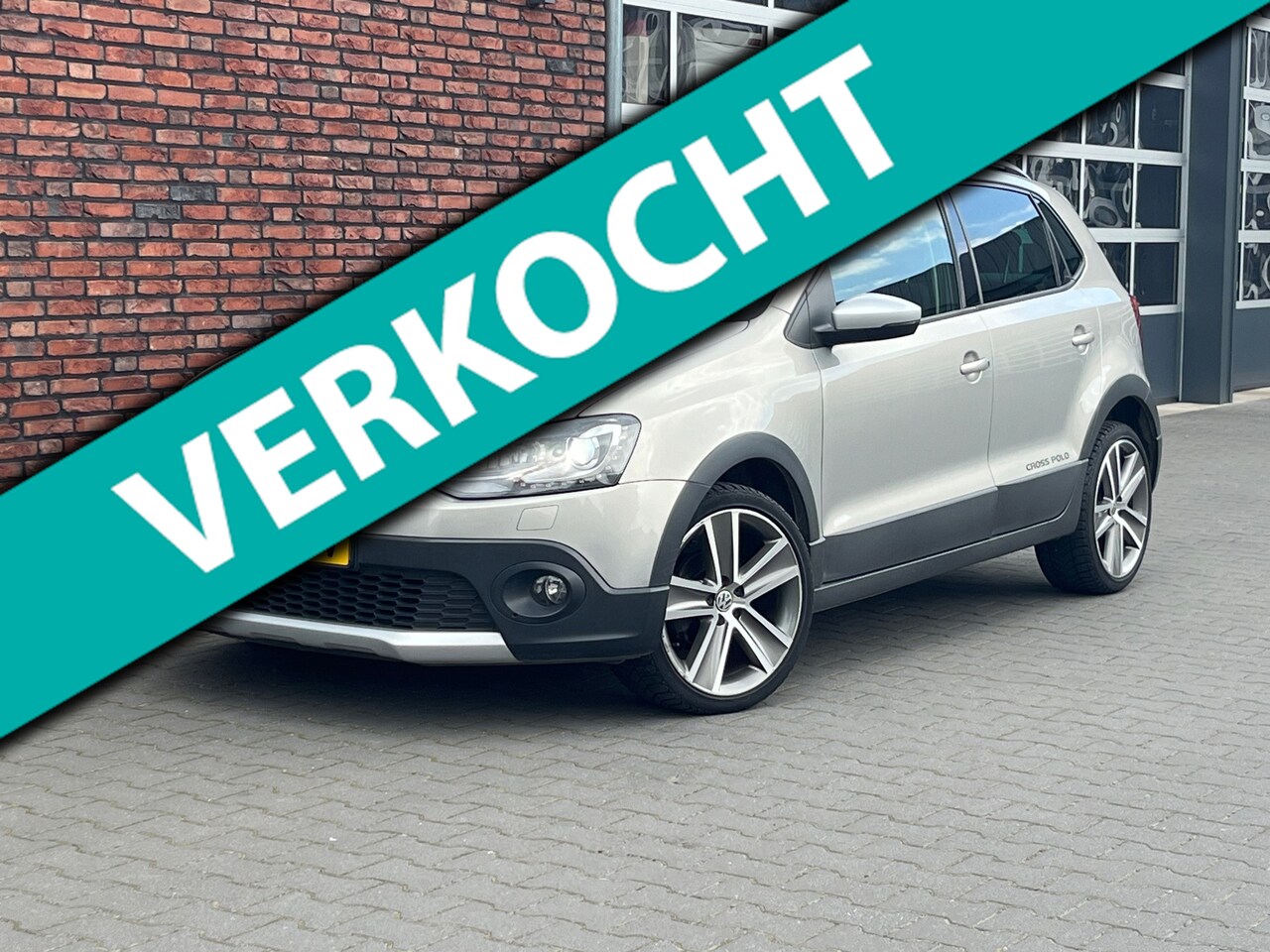 Volkswagen Polo - 1.2 TSI Cross Automaat/ParkeerSensoren/LED/Clima/Cruise/Airco/trekhaak - AutoWereld.nl