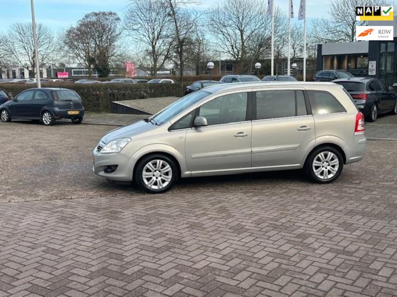 Opel Zafira - 1.8 Cosmo 7 persoons,bj.2009 ! beige! half/leder,climate,sportvelgen,navigatie,trekhaak,AP - AutoWereld.nl