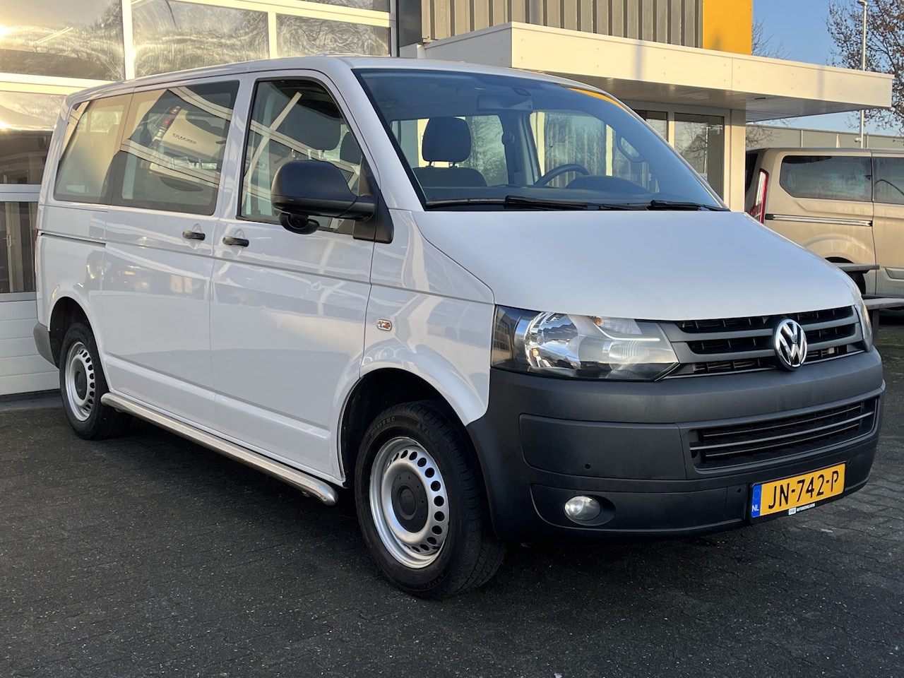 Volkswagen Transporter Kombi - 8-persoons 2.0 TDI DSG Automaat L1H1 BTW en BPM vrij Airco Cruise control Trekhaak PDC 1e - AutoWereld.nl