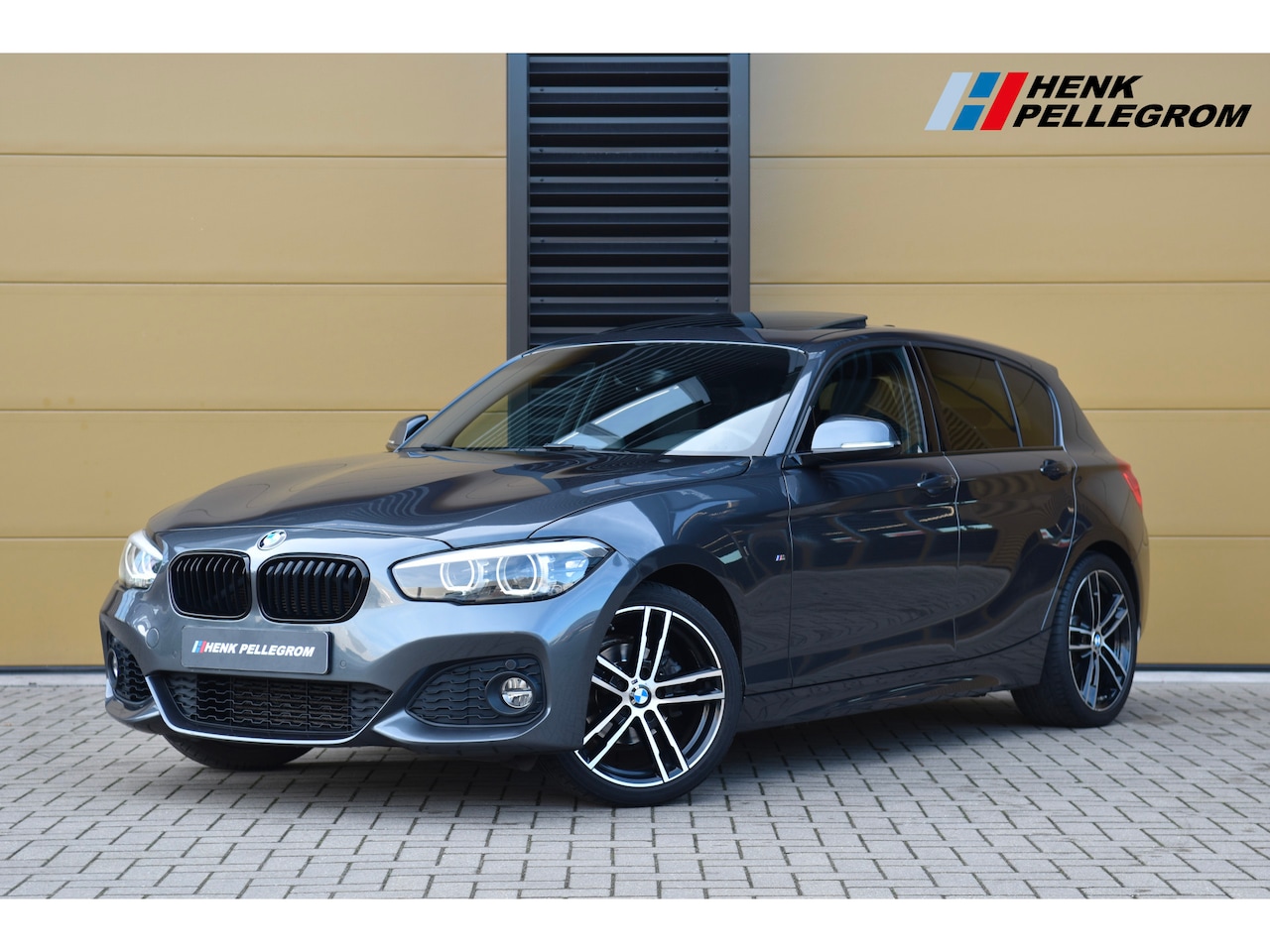 BMW 1-serie - 118i High Executive * M Sportpakket * Glasdak * Harman Kardon * LED * Apple CarPlay * - AutoWereld.nl